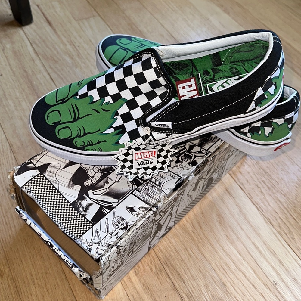 SOLD OFFLINE Vans (Marvel) Classic Slip-On